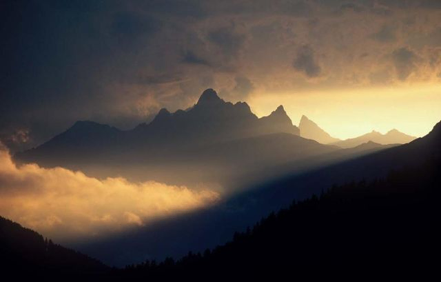 Apart Ehart – Eine Berglandschaft im Zwielicht