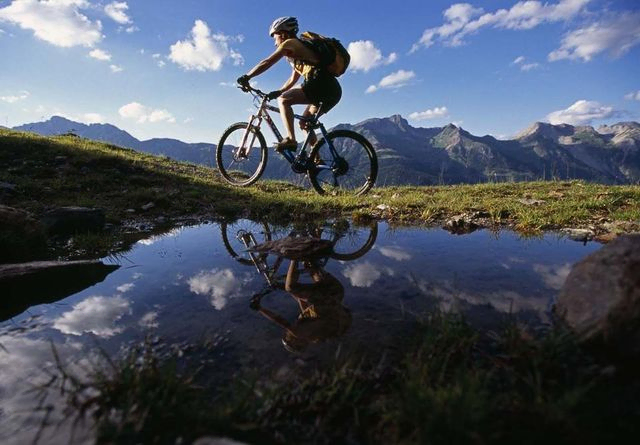 Apart Ehart – ein Mountainbiker tourt durch die Berglandschaft
