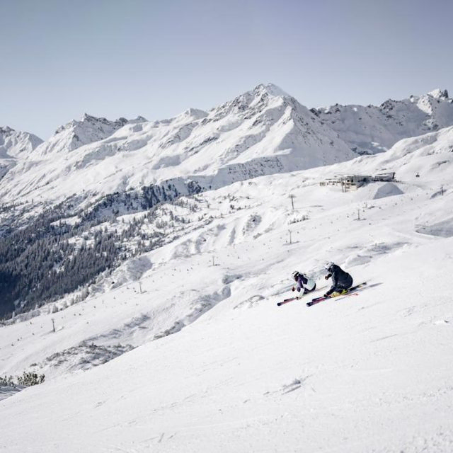 Apart Ehart – Skipiste vor Berglandschaft