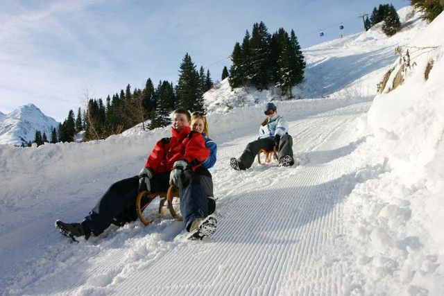 Apart Ehart – Schlittenfahren auf einer Schneepiste