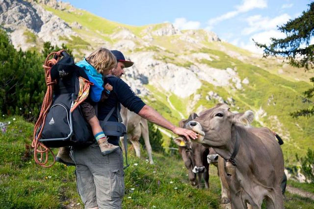 Apart Ehart – Wanderer begrüßen eine Kuh beim wandern in den Bergen