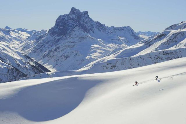 Apart Ehart – Skipiste vor einer Berglandschaft