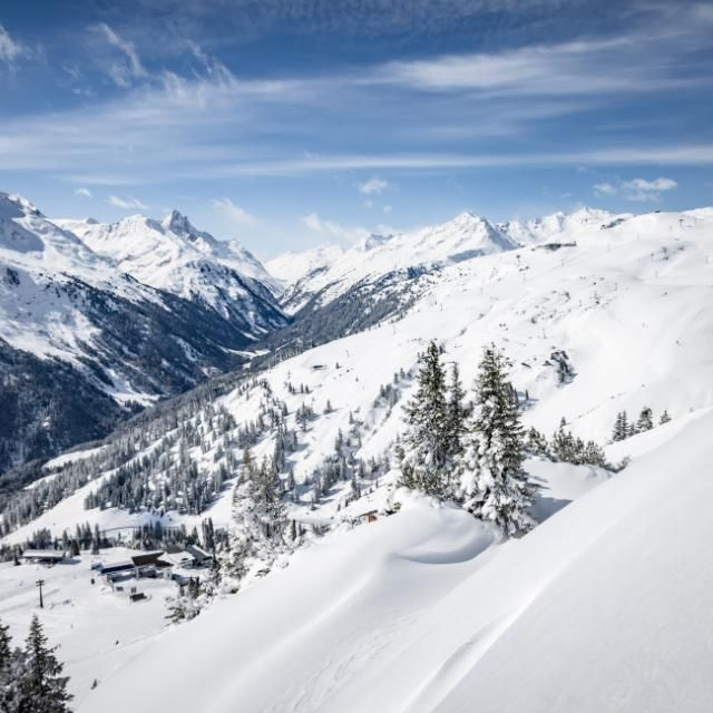 Apart Ehart – Skipiste vor Berglandschaft